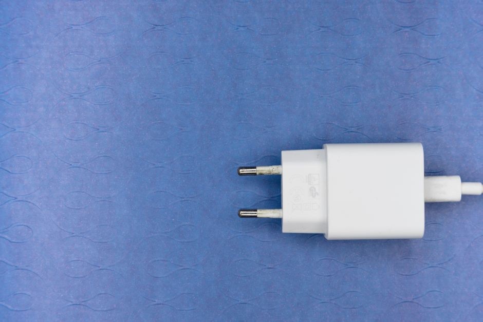 Colokan charger ponsel yang masih tertancap di stopkontak meski ponsel sudah tidak diisi daya