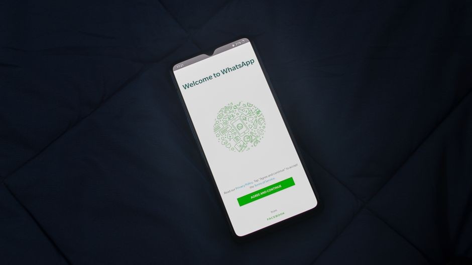Tampilan layar smartphone sedang membuka aplikasi pesan WhatsApp sebagai ilustrasi tutorial kunci masuk cadangan akun
