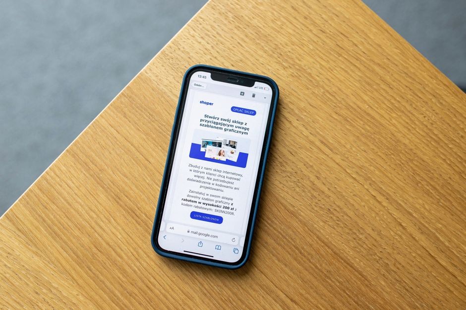 Layar ponsel memasukkan kode verifikasi email untuk login aplikasi pesan