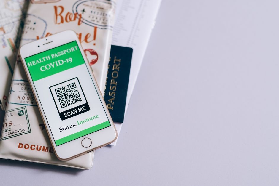 Dua ponsel saling memindai kode QR untuk menautkan perangkat pada aplikasi pesan