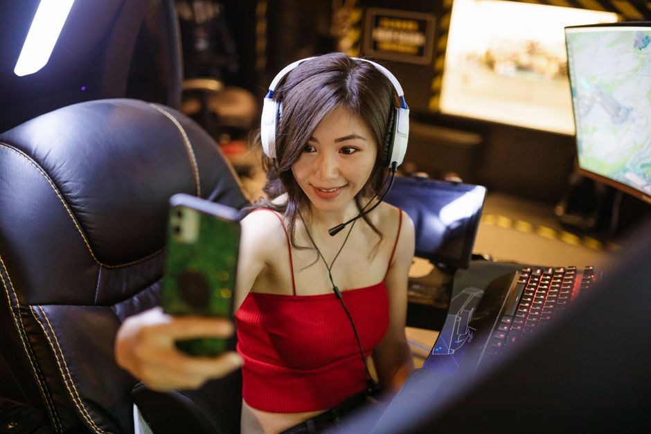 Ilustrasi HP lipat dalam mode gaming dengan kontrol virtual
