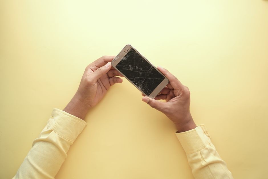 Ilustrasi teknisi memeriksa kerusakan layar smartphone