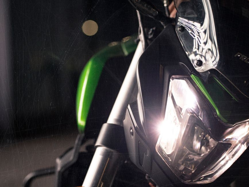 Setang motor matic dengan komstir yang sedang diperiksa di bengkel