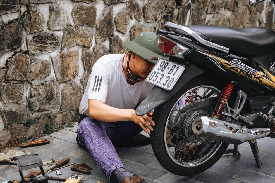 Garpu depan dan roda motor yang menahan beban harian