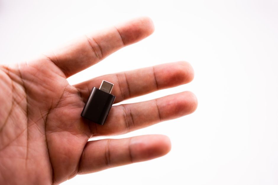 Kabel dan charger USB-C yang sudah menjadi standar pengisian daya perangkat modern