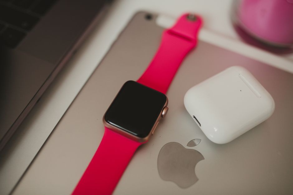 Smartwatch menempel pada charger magnetik khusus di atas meja