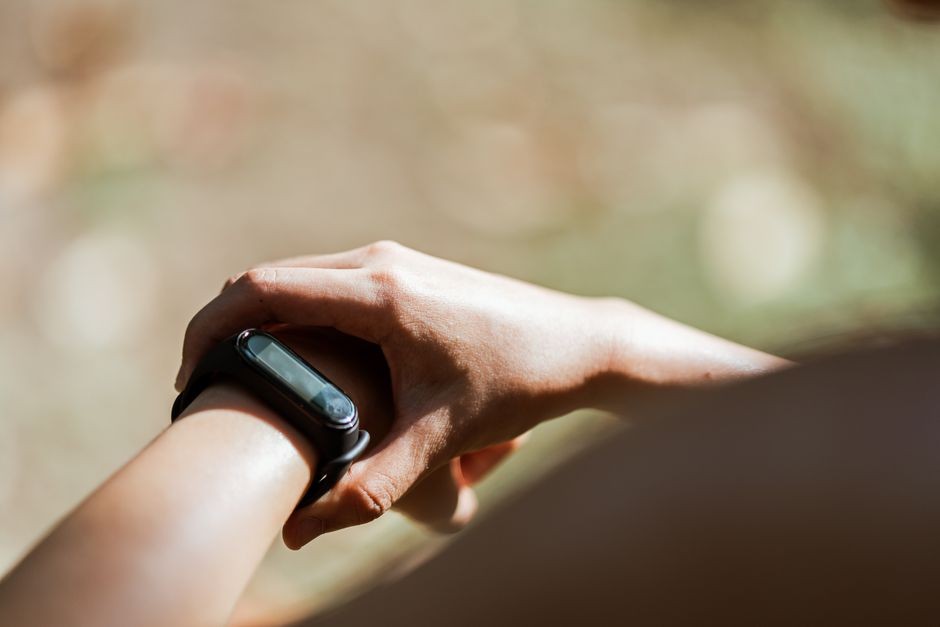 Smartwatch dipakai di pergelangan tangan saat berolahraga