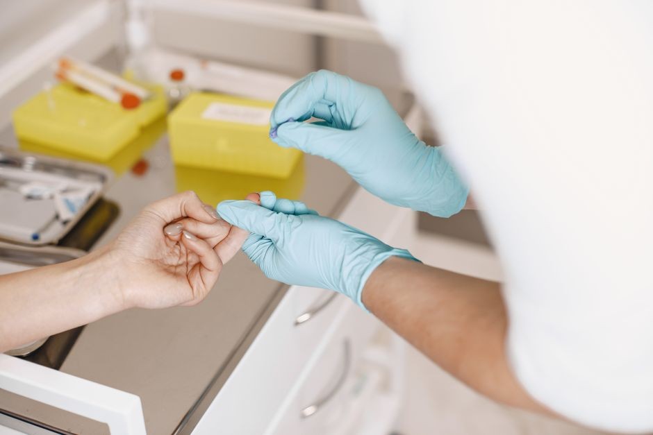 Tabung reaksi di laboratorium untuk pemeriksaan kadar gula darah.