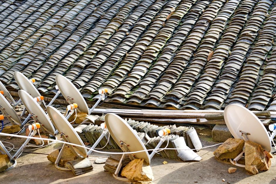 Ilustrasi terminal VSAT internet satelit di wilayah terpencil untuk menjangkau daerah blank spot