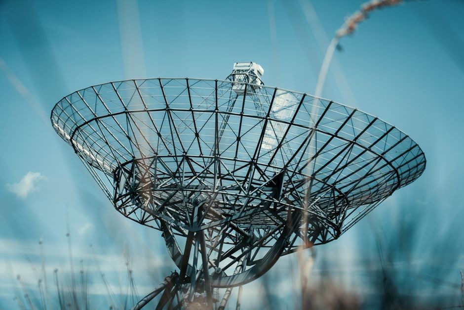 Ilustrasi konstelasi satelit orbit rendah (LEO) yang menghadirkan internet cepat dari langit