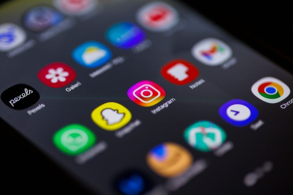 Layar ponsel penuh dengan jendela iklan dan notifikasi yang saling tumpang tindih