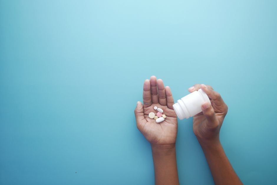 Strip obat pereda nyeri bebas di tangan, pemicu nyeri kepala berulang jika dimakan berlebihan
