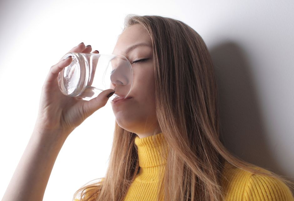 Segelas air mineral putih, langkah pertama meredakan migrain saat serangan datang