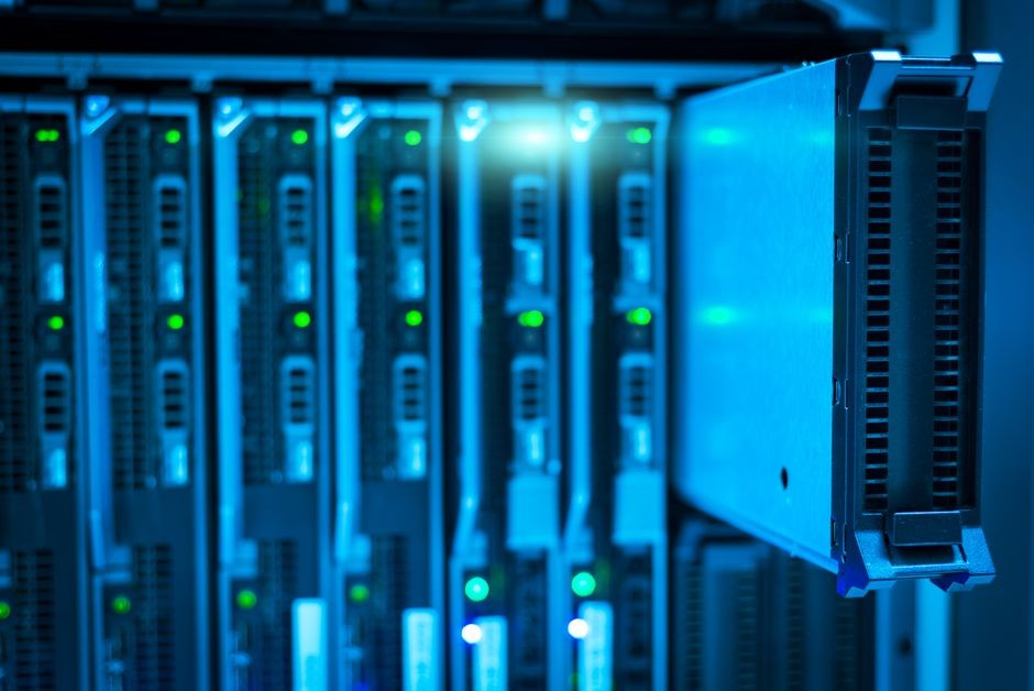 Ruang server data center yang menjadi tulang punggung infrastruktur AI