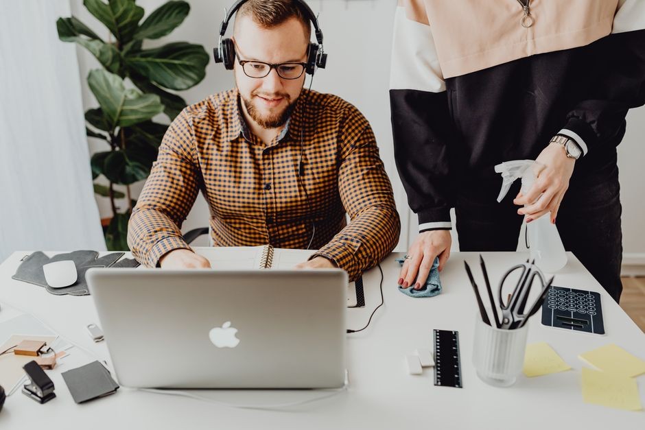 Ilustrasi membersihkan debu pada ventilasi dan kipas laptop