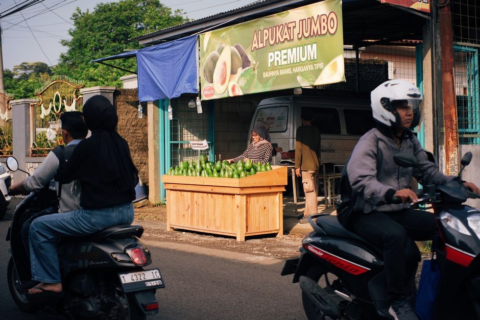Sayur segar, buah, dan alpukat sebagai sumber serat dan lemak sehat pengganti gorengan