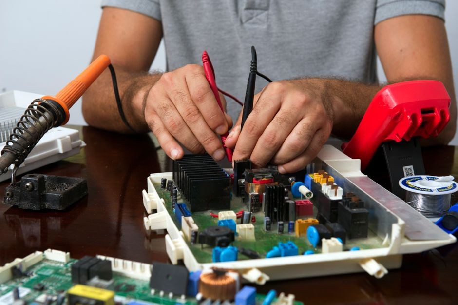 Teknisi servis peralatan elektronik rumah tangga