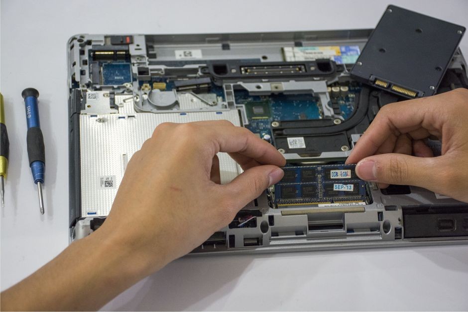 Laptop dibuka untuk pemasangan SSD baru pada slot M.2