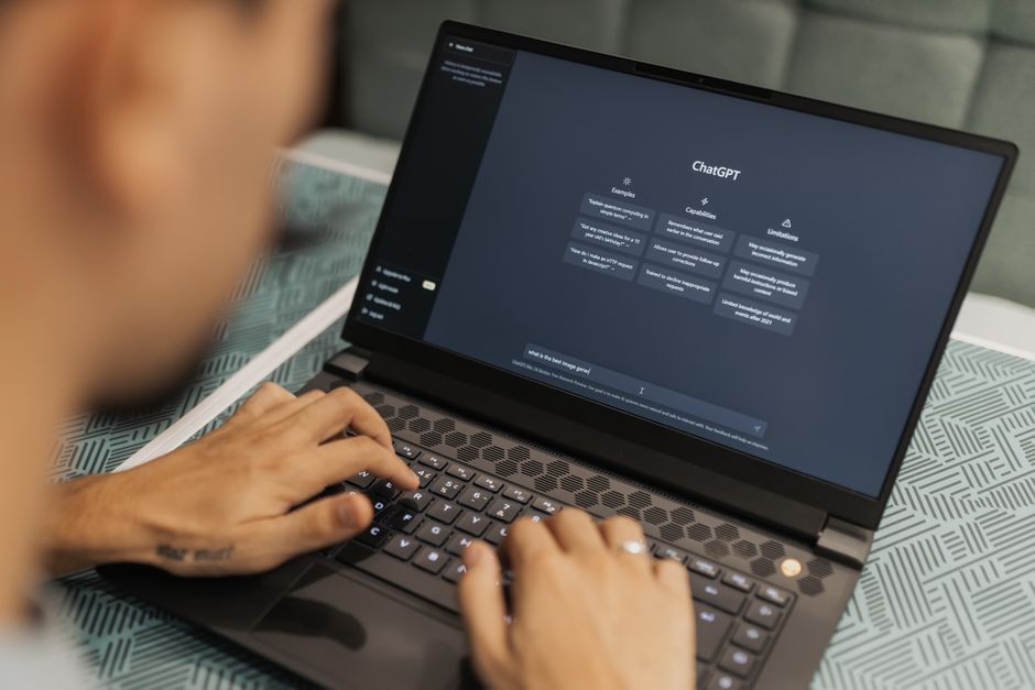 Layar laptop menampilkan menu pengaturan sistem Windows