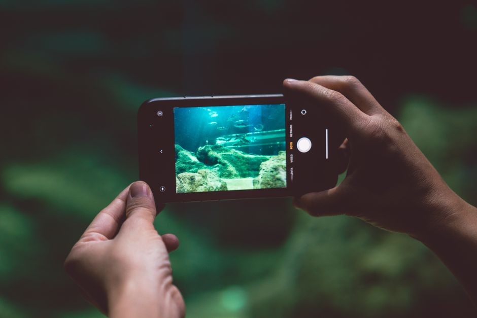 Tampilan layar smartphone dengan mode gelap aktif dalam ruangan temaram