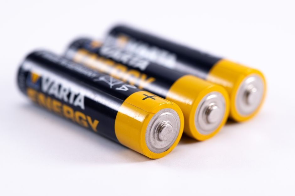 Tumpukan sel baterai yang menjadi komponen utama penyimpanan energi listrik modern