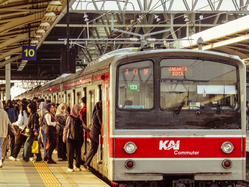 Penumpang melewati gerbang stasiun dengan pembayaran digital