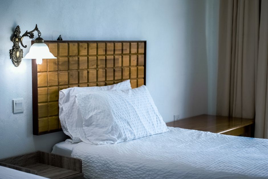 Tempat tidur rapi dengan seprai dan bantal yang rutin dicuci air panas