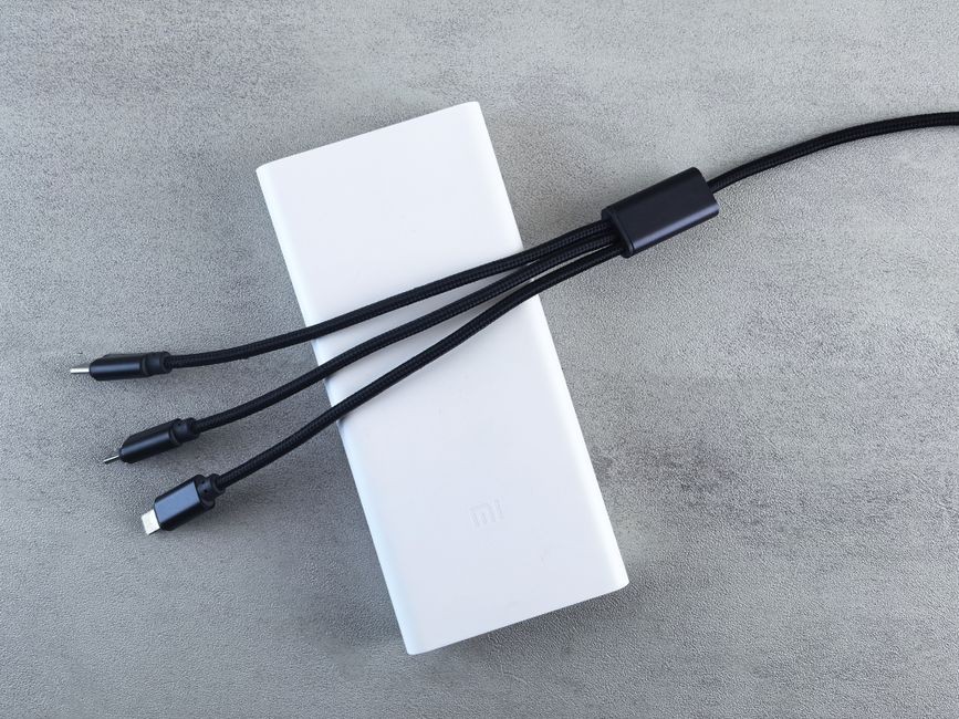 Power bank baru masih dalam kemasan kotaknya