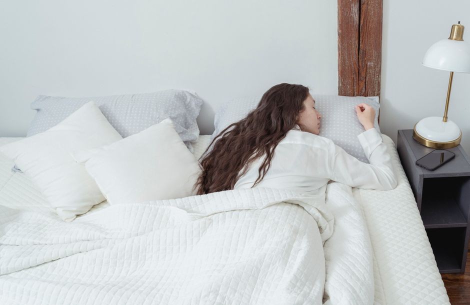 Seseorang tidur dengan nyaman dalam posisi menyamping miring ke kiri untuk mencegah refluks asam lambung