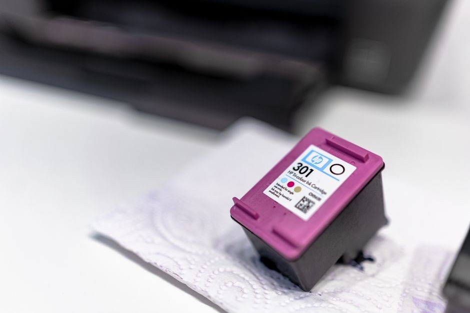 Cartridge tinta printer warna dikeluarkan dari perangkatnya, ilustrasi pemeriksaan cartridge saat hasil cetakan kosong