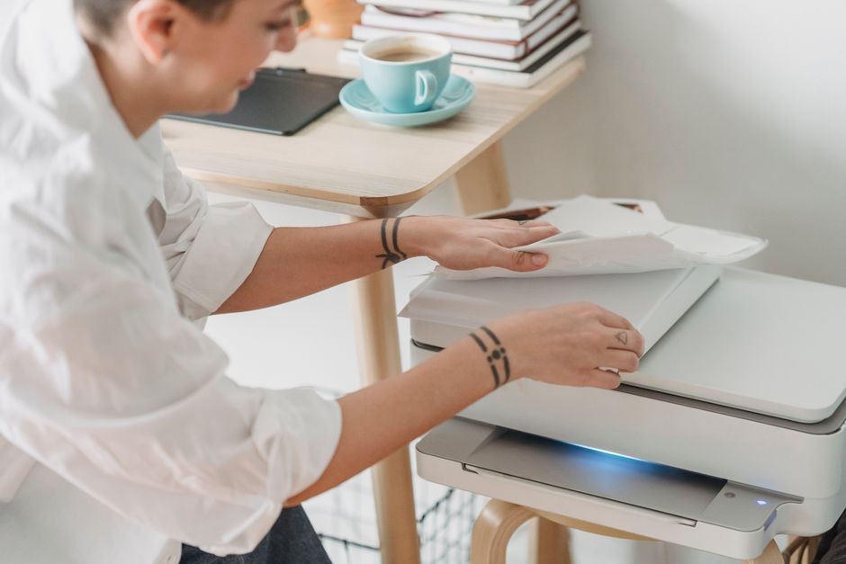 Printer rumah sedang mencetak dokumen dan kertas keluar dari mesin, ilustrasi hasil cetak yang bergaris dan kosong