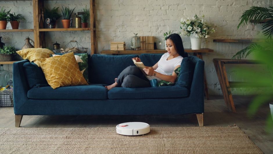 Robot pembersih menyusup di bawah furnitur rendah, ilustrasi tantangan medan rumah nyata