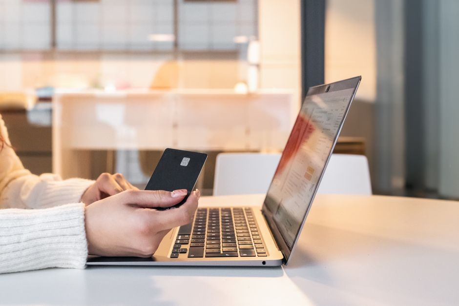 Layar smartphone memperlihatkan menu aplikasi bank dengan kode token transaksi