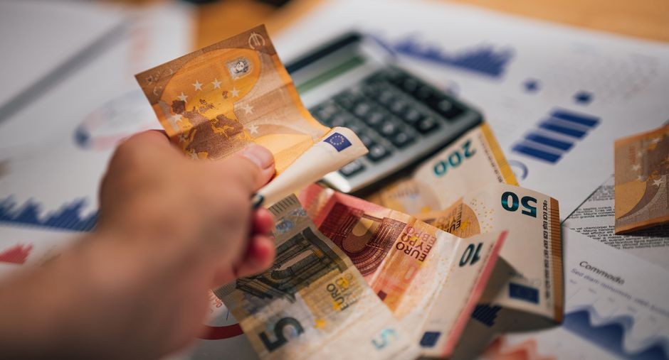 Tangan menghitung uang tunai hasil penarikan di kasir minimarket