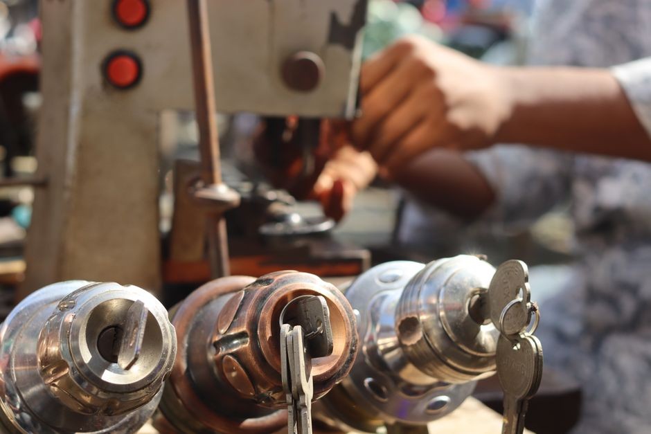 Mesin duplikat kunci di tukang kunci saat menyalin anak kunci