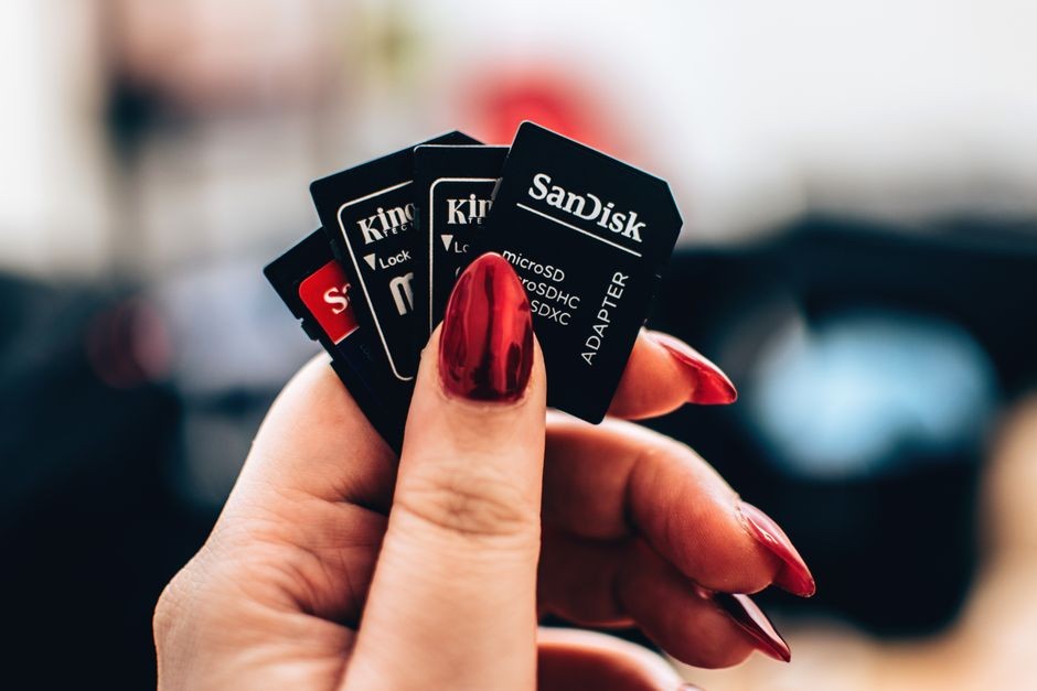 Kemasan boxer microSD resmi dengan label kapasitas dan nomor seri