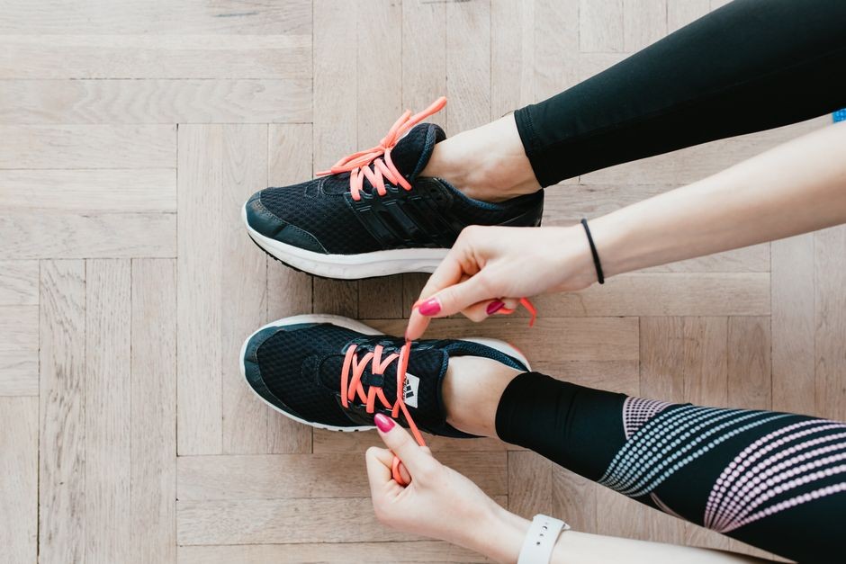 Seseorang memakai sepatu nyaman yang menopang kaki sebagai alternatif alas kaki sehari-hari