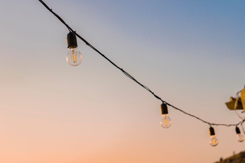 Deretan bohlam lampu LED di rak toko dengan berbagai ukuran dan kemasan, pilihan yang harus dicek dudukan dan lumennya sebelum dibeli