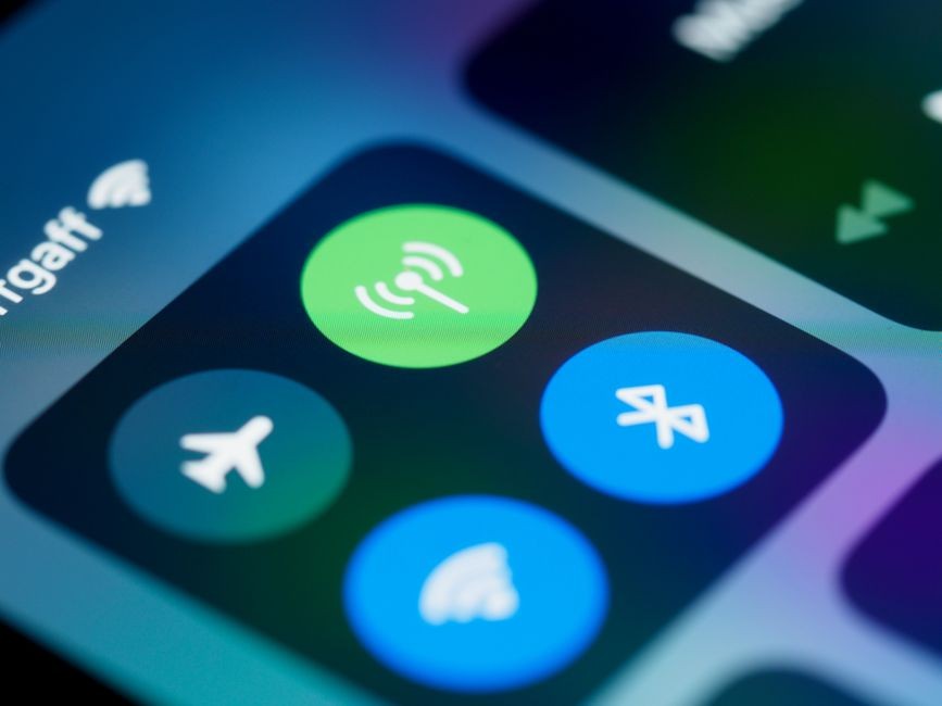 Ilustrasi sakelar WiFi tetap nyala di HP saat mode pesawat aktif