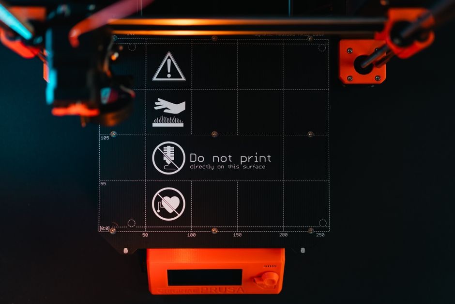 Tangan memeriksa kemasan dan botol tinta printer sebelum membeli