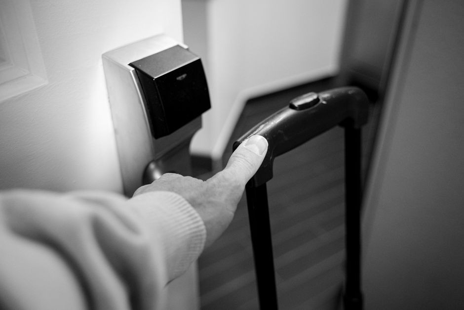 Ilustrasi kartu kunci kamar hotel elektronik berbasis RFID pada pintu kamar