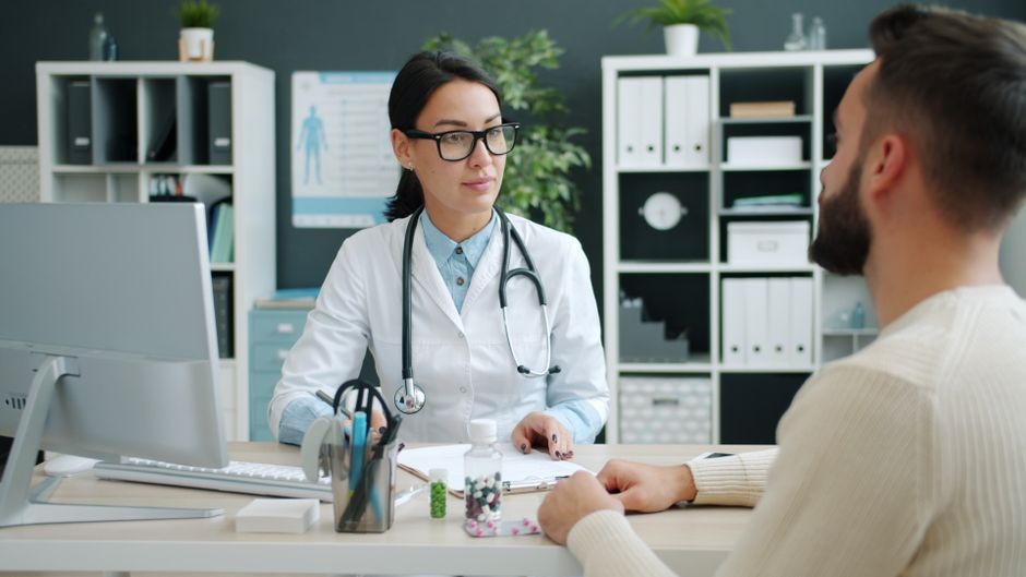Ilustrasi konsultasi medis dengan dokter spesialis mengenai bahaya infeksi wajah dan otak