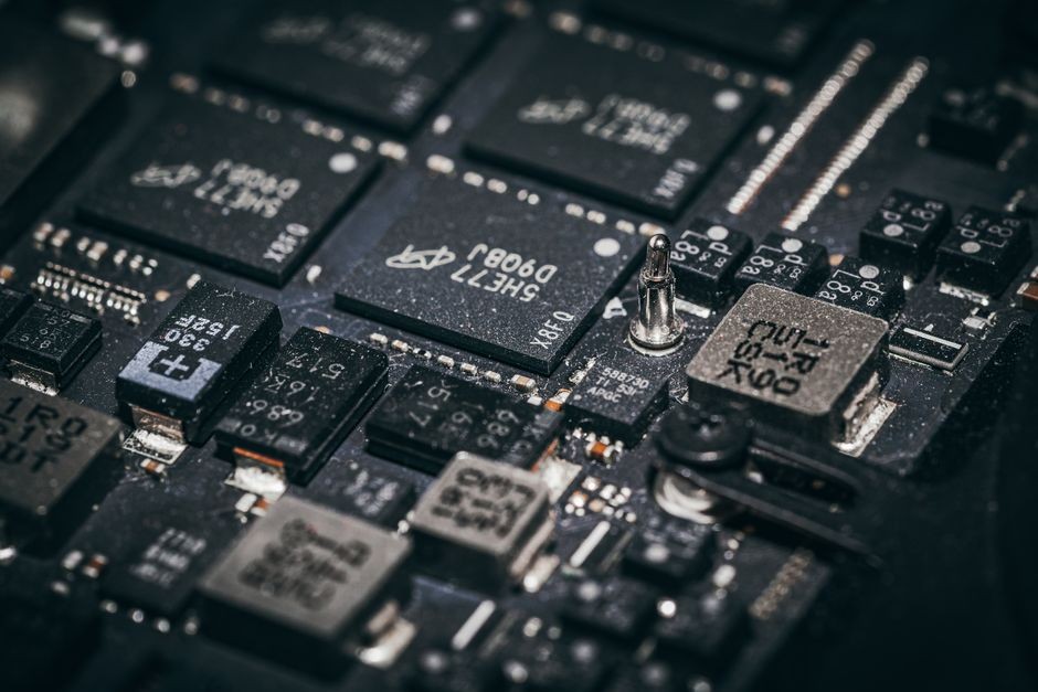 Struktur mikrochip semikonduktor berkecepatan tinggi pada papan sirkuit elektronik