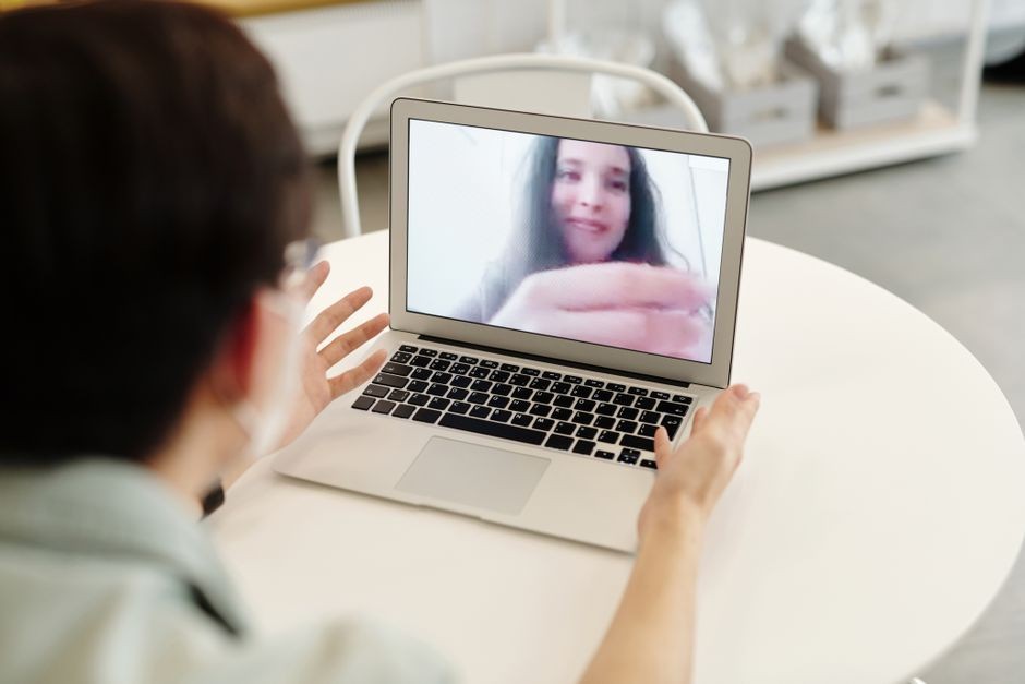 Ilustrasi panggilan video di mana wajah pengirim bisa direkayasa teknologi deepfake