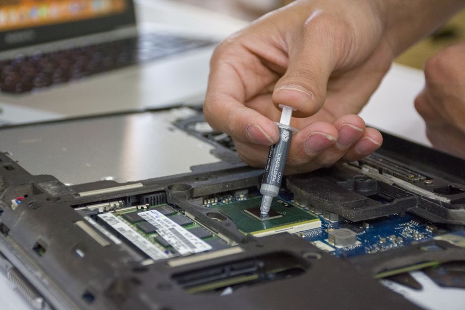 Proses membongkar dan mengecek komponen dalam laptop bekas sebelum transaksi