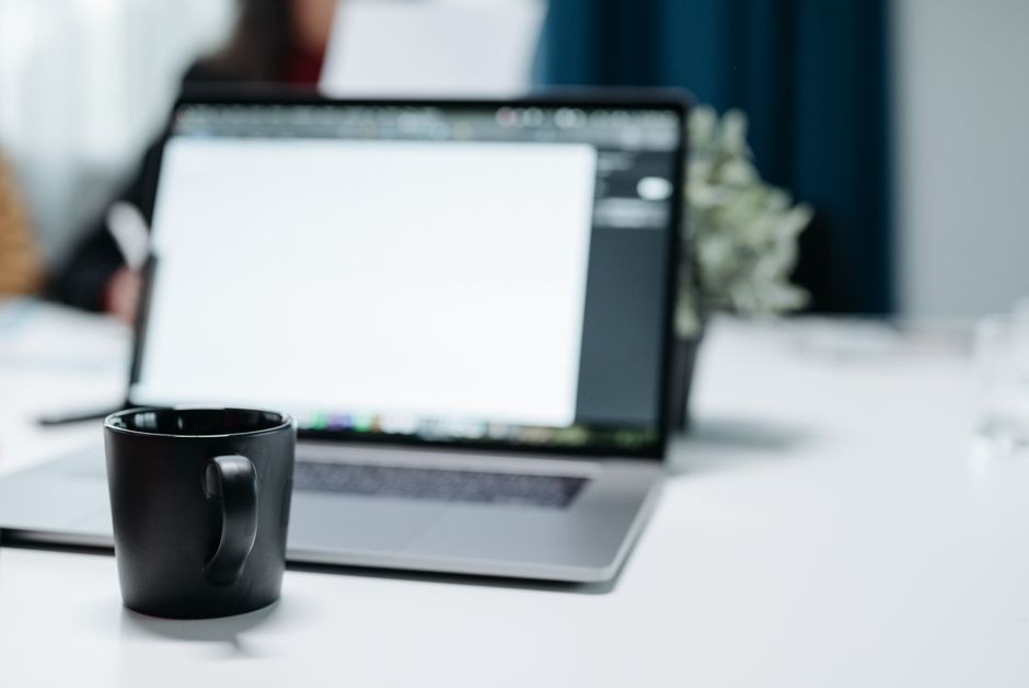 Laptop bekas kelas bisnis siap dipakai untuk kerja harian setelah pemeriksaan menyeluruh