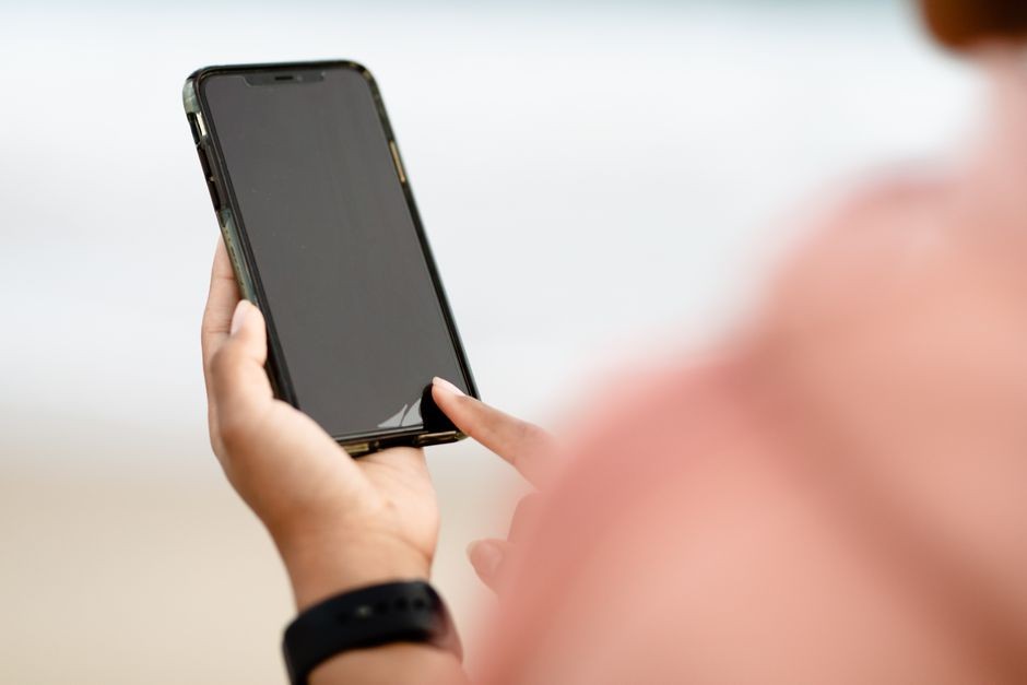 Pembeli mengecek kotak dan nomor IMEI handphone bekas sebelum membayar