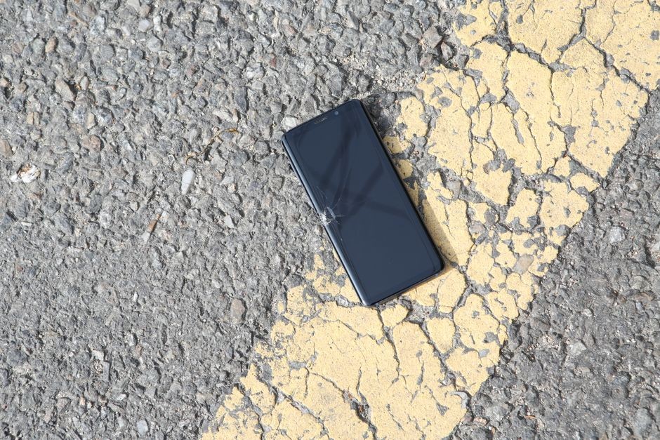 Layar handphone retak sedang diperbaiki, salah satu kerusakan tersembunyi pada HP second