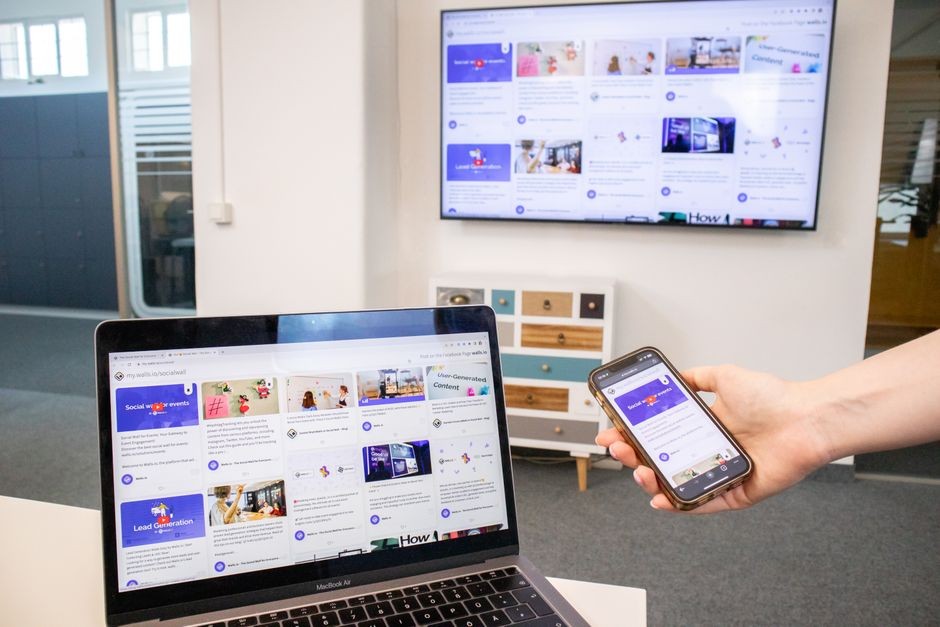 Ponsel dan televisi pintar pada saat proses screen mirroring