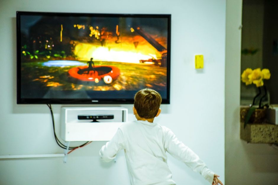 Kabel HDMI terhubung ke televisi untuk mirroring stabil tanpa lag